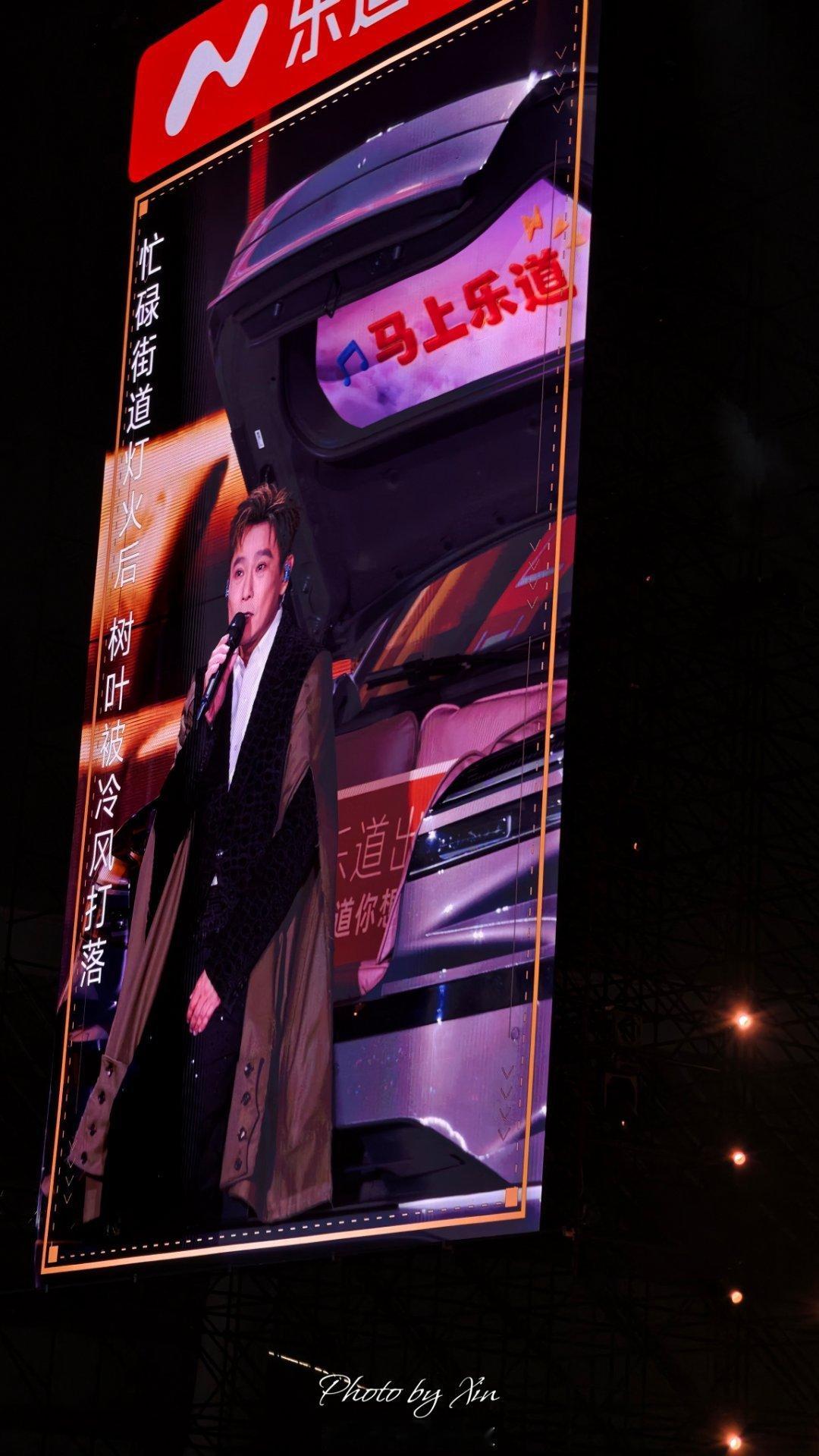 张信哲坐在乐道L90前备箱里唱歌了！这下全国人民都知道乐道L90前备舱的使用方式