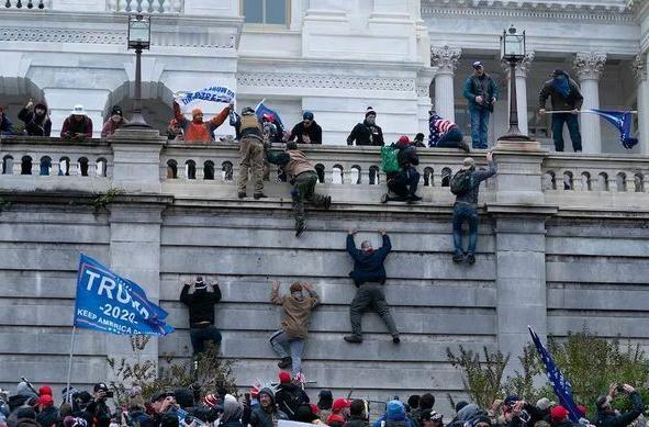 白宫权贵盛宴秒变警戒现场枪响惊魂一瞬，美国枪击惨案接连不断，暴力事件翻倍暴涨，美