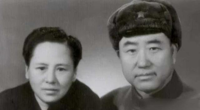 1950年，36军军长刘万春接到通知到北京参加会议，可是刚下车，就看到几名全副武