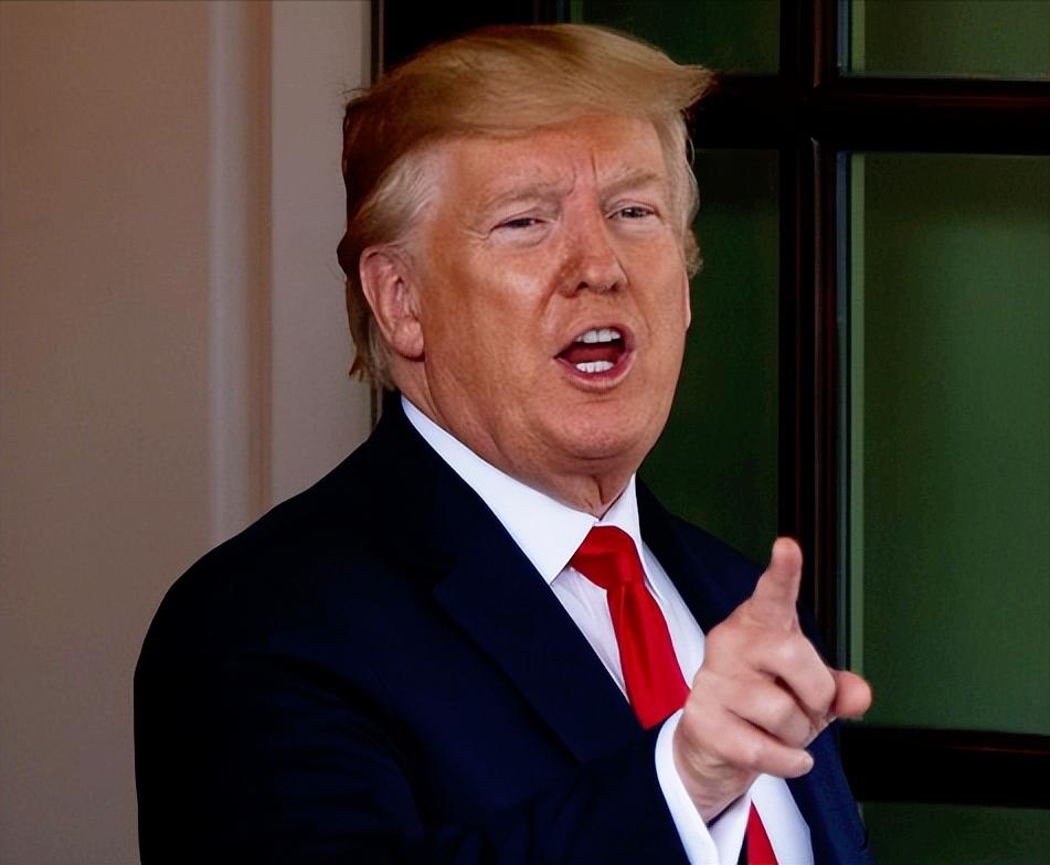 特朗普又开始自卖自夸了，上任11个月靠加税赚了2000亿，美国海关一晒数据，他就