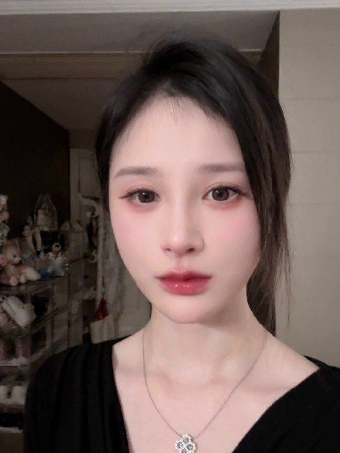 姿态女友周周喵晒照：好久没在旁边煮火锅了llw！[嘻嘻]  