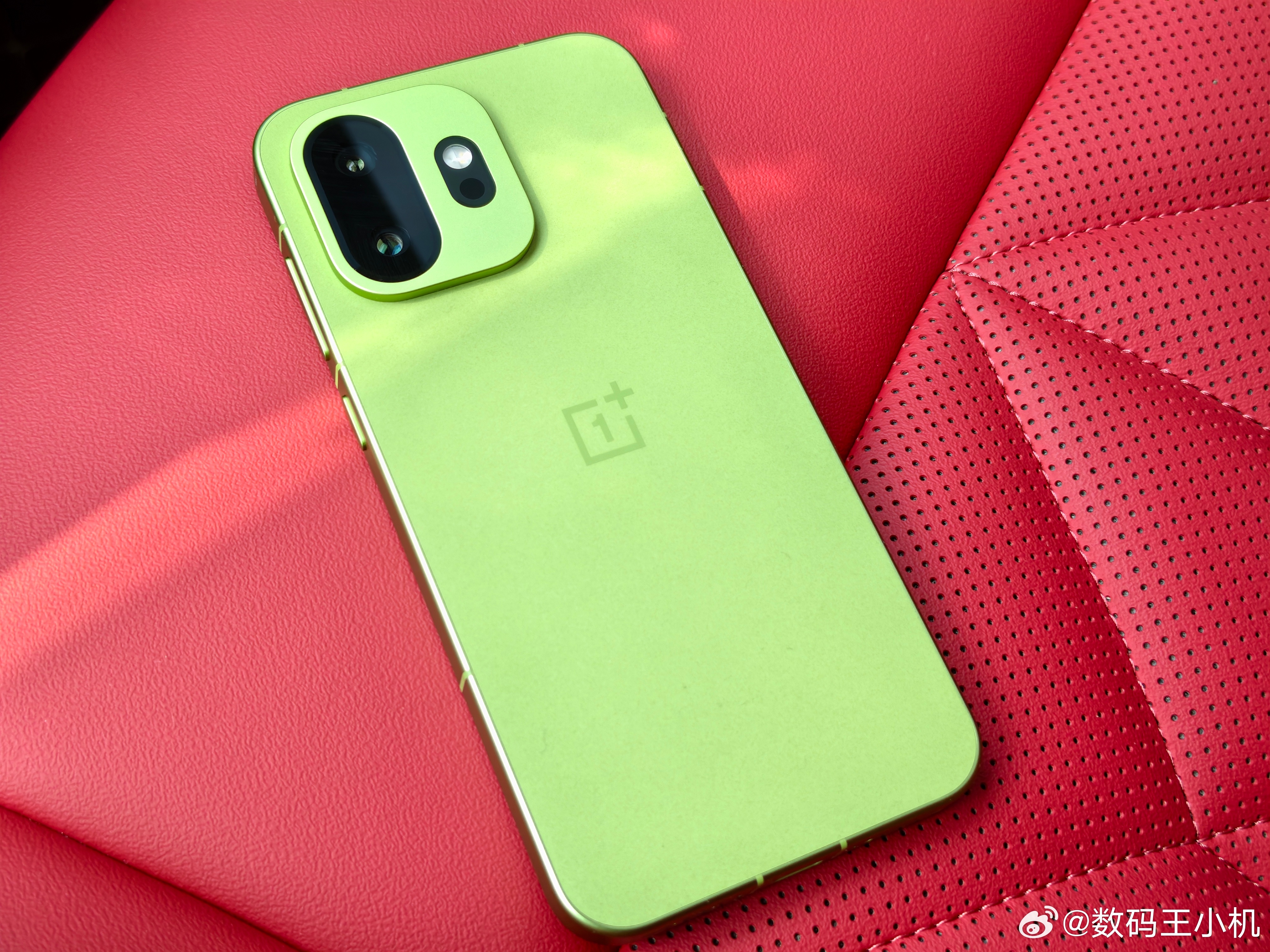 上京东买王濛的大魔王一加15T真的是又小又强又美又全面的小屏大魔王，这配色看着感