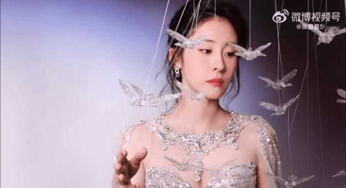 #张碧晨小手办出限量钻石皮肤了# 谁还没看过昨天微博音乐盛典的红毯造型啊，一袭白