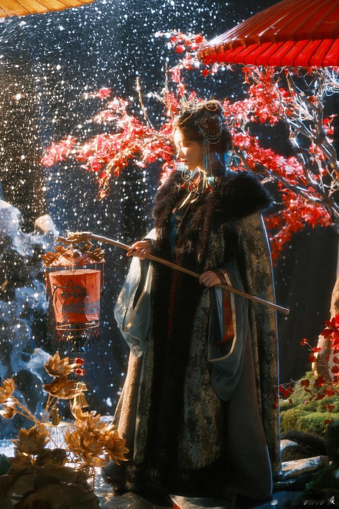 程潇蛇年大片用的是真蛇  不得不说，程潇蛇年大片用真蛇这招太妙了。既凸显了蛇年主