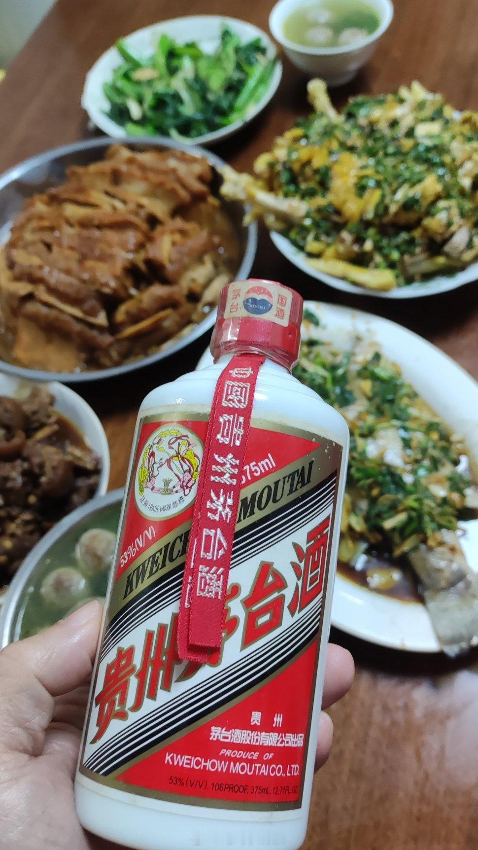 今年除夕陪老丈人喝瓶小的，依旧是2006年的年夜饭除夕茅台 南宁