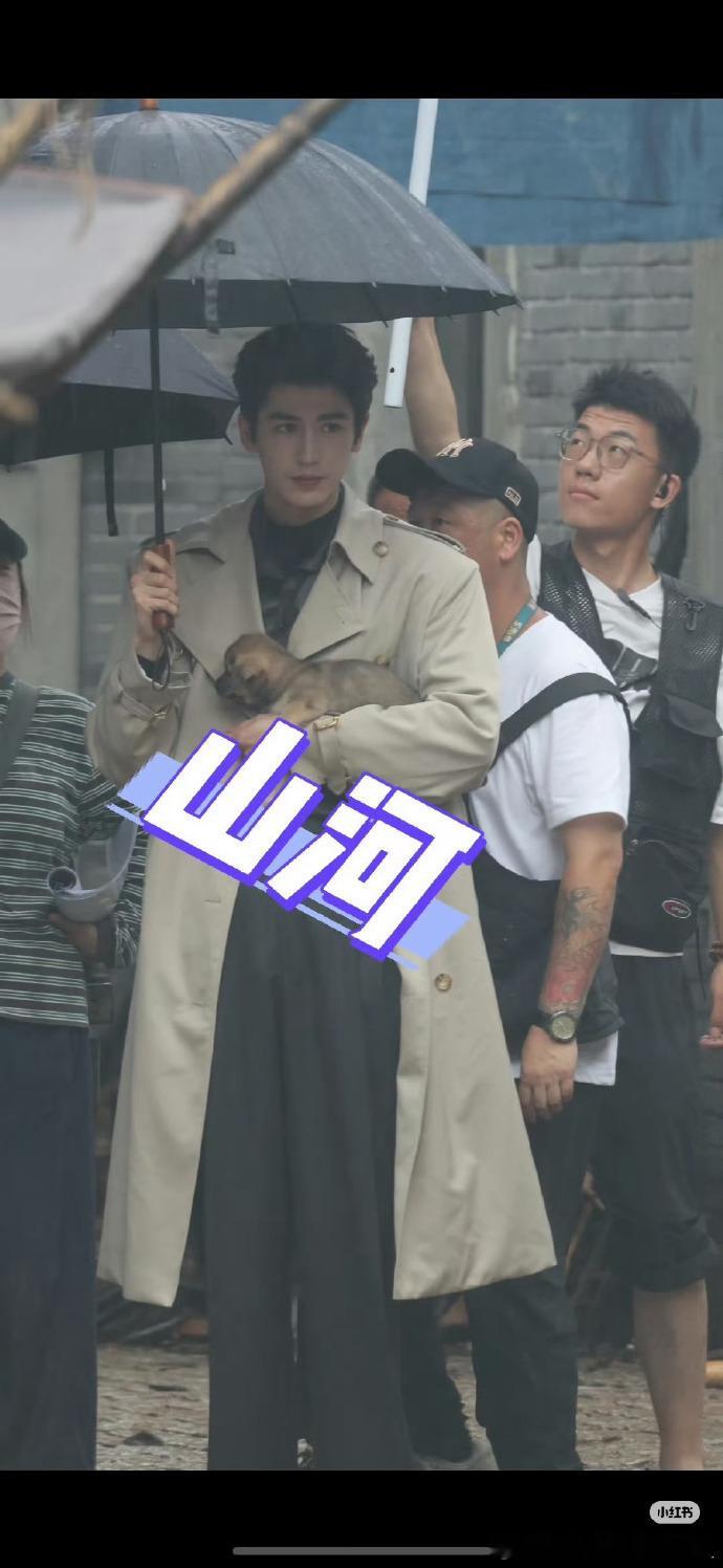 天呐！张凌赫在《这一秒过火》中的背头风衣路透，完美契合慕容清峄人设，军阀少爷感十