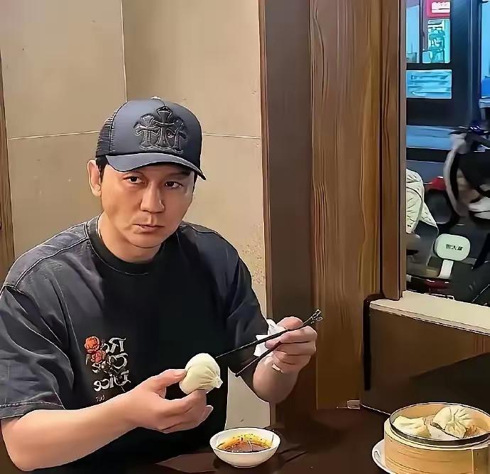 他又帅又好看，又接地气，分手后也没绯闻，只是有一点不明白，为啥还没结婚？
