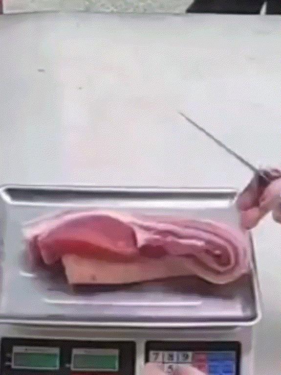 惊呆了！天津，一大妈去到一家猪肉摊买肉，可选好肉付钱时，大妈误将猪肉钱输成了79