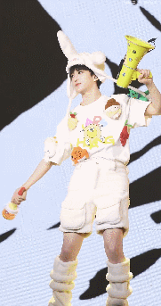 黄子弘凡急吼吼拿起东西就开唱，结果全程没声，他还一脸懵圈怀疑自己嗓子出问题，像极