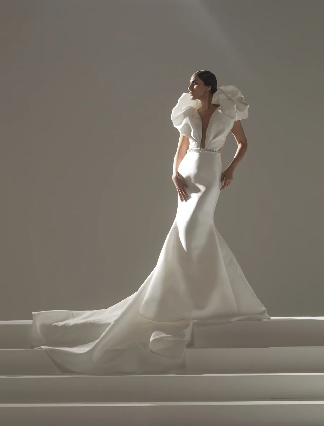 西班牙超模、品牌缪斯Nieves Álvarez身穿婚纱系列白裙与Stéphan