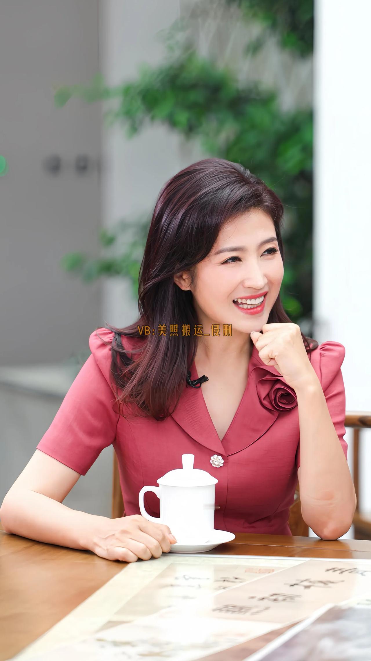 京视居然还有一个这样貌美的主持人，之前真没注意到？感觉她这条件丝毫不输周涛、董卿