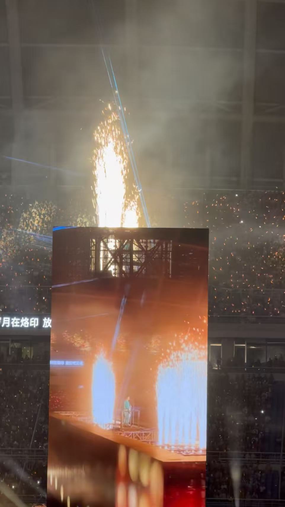 谢霆锋这就是火冒三丈吗 谢霆锋演唱会现场气氛好到焰火都来凑热闹。头顶冒火也挡不住