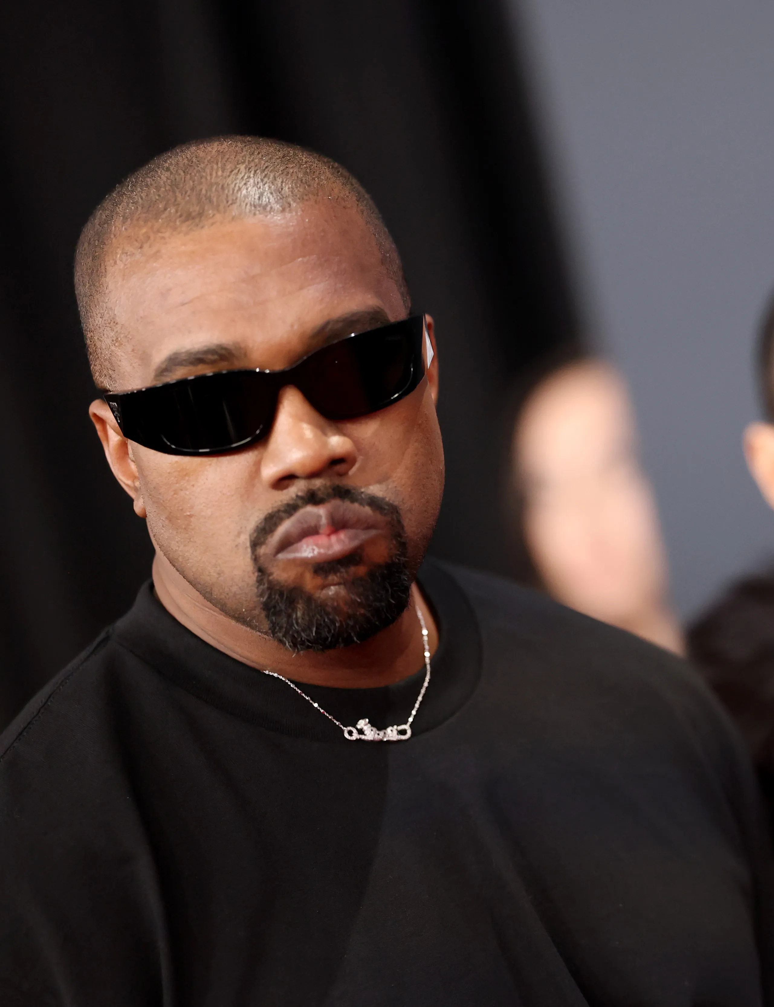 侃爷回应登报道歉并非为了炒作新专辑！昨天，侃爷Kanye West在《华尔街日报