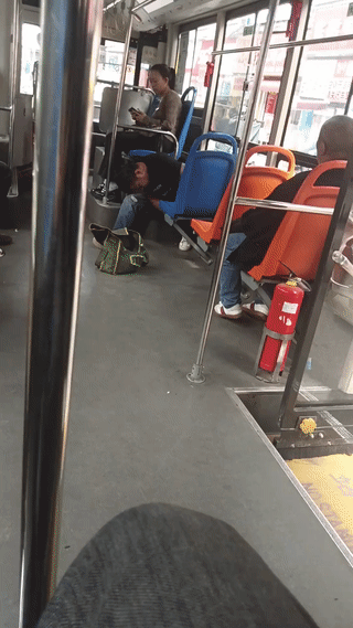 一位农民工大叔在乘坐公交车的时候突然发现座椅底下的螺丝松了？
正好他身上带着全套