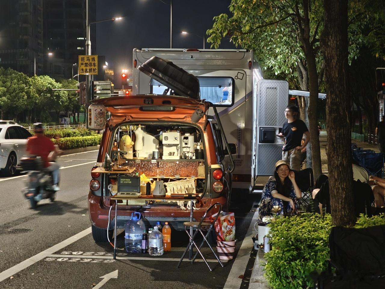 从福州花海公园往市区方向，沿路有多家各色咖啡小车，自成一道别致风景。燥热盛夏停下