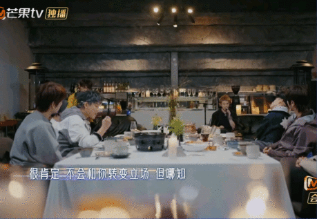 王铮亮李昊场外队友给足安全感李昊的粤语好苏！配上亮哥行云流水的琴声，这首歌我能听