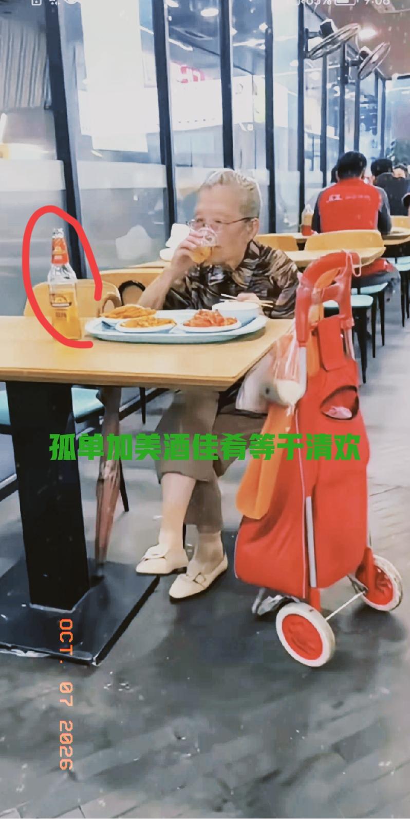这个老奶奶好优雅啊！
我想没人不渴望老了也能过得如此惬意吧。

老奶奶爽利的银色