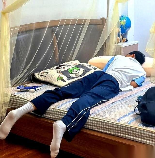 拿自己亲儿子“打窝”，这事儿我真是第一次见。
孩子刚军训完，累得倒头就睡，校服裤