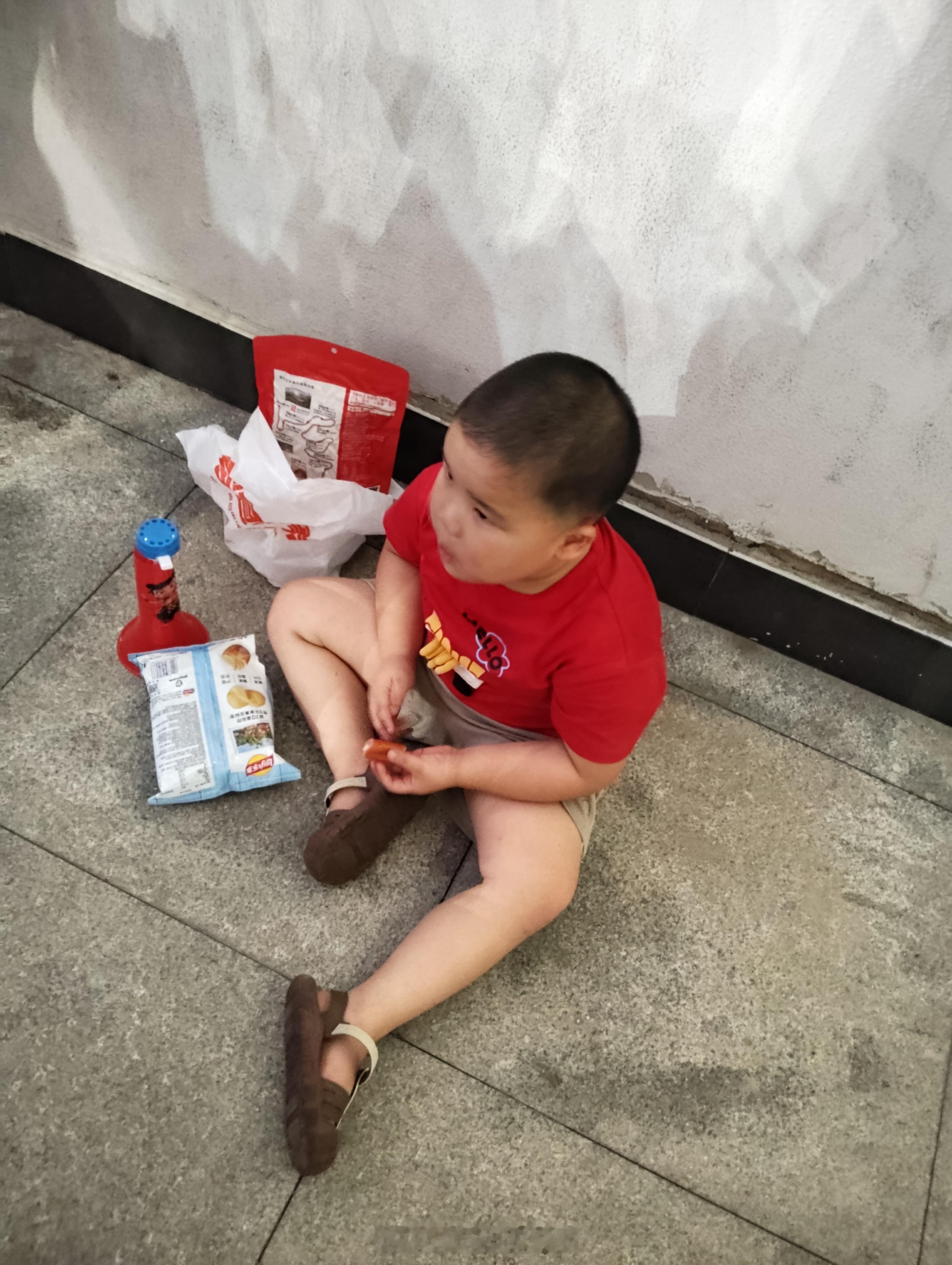 武汉三镇vs天津津门虎 今天到场的球迷实在太多了，根本没位置坐，看台外面甚至站的