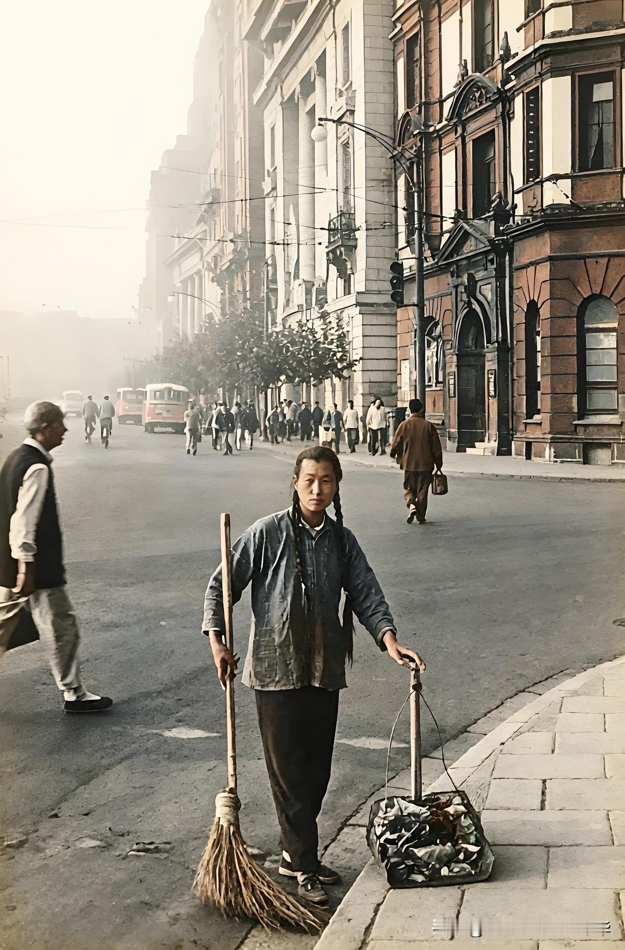 扫大街的上海姑娘
1965年，上海，一个姑娘在著名的和平饭店外清理垃圾。这位姑娘