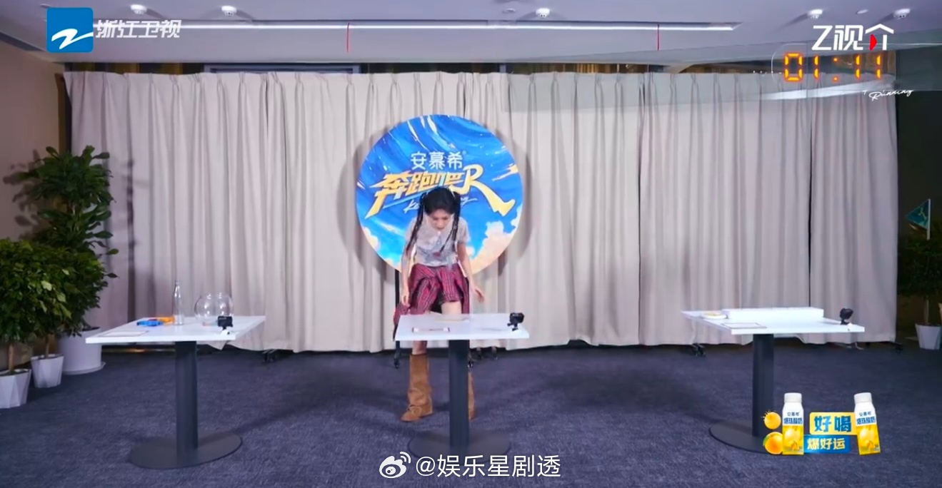 孟子义脚步重但努力奔跑吧 计时开始！脚下生风往前冲，靴子“哒哒哒”的声响超带感～