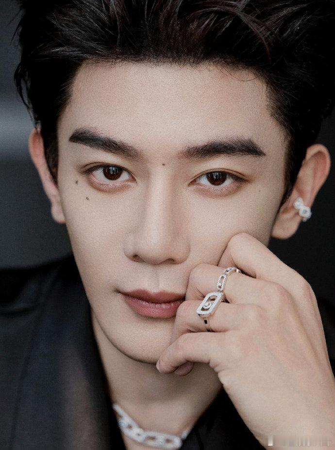 泪痣 + 灵动眼眸 = 绝杀！夏之光这配置简直是天选建模脸，帅到失语 