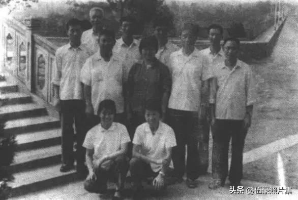 1977年8月31日，李敏、孔令华(二排左三、四)等在韶山灌区留影。韶山灌区是1