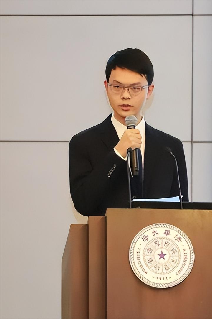 清华AI天才姚顺宇，以一己之力搅热AI圈，凭“裸辞”封神又引骂战。

1、裸辞百