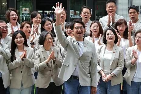 民进党患上“万安恐惧症”，发动“全党打一人”，但蒋万安却是越打越旺；沈伯洋被绿营