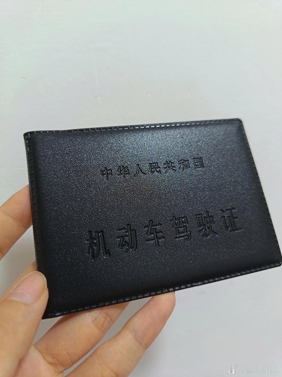 考驾照的人为何变少了因为大家不结婚的原因吧，家庭用车就少了，一个人打车地铁公交不