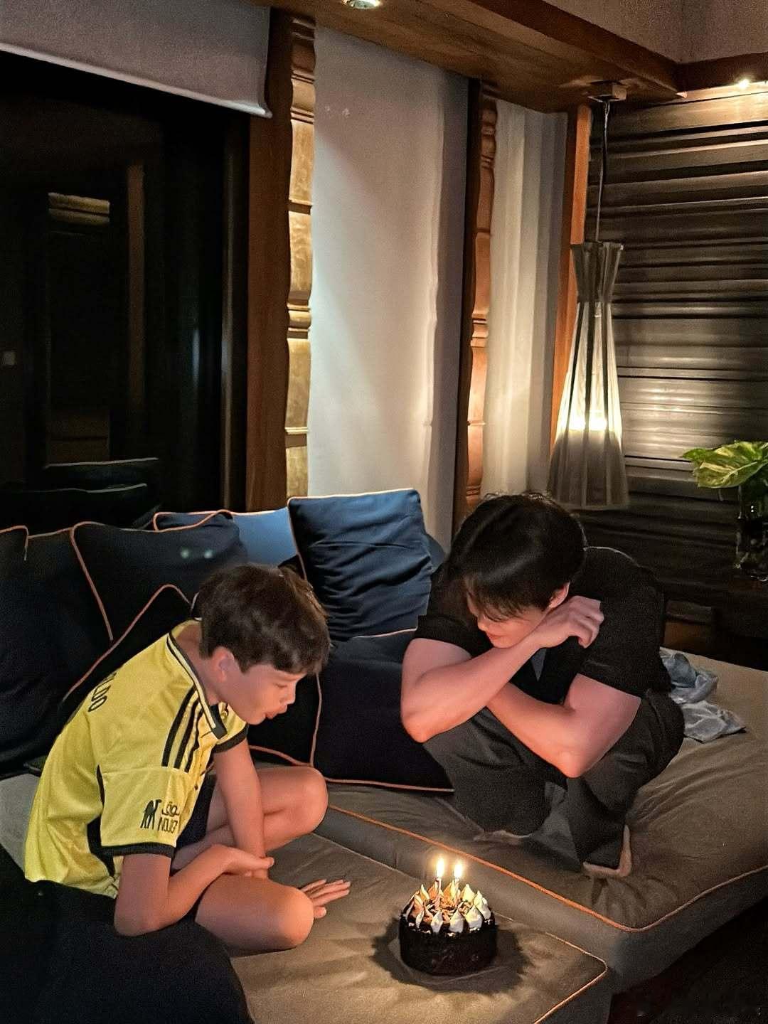Mike为11岁儿子庆生Mike给儿子庆生Mike给儿子庆生，互动好有爱 ​ ​