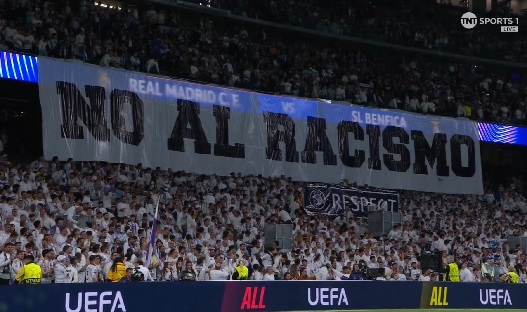 伯纳乌今晚的TIFO：“反对种族歧视。尊重。” 皇马vs本菲卡
