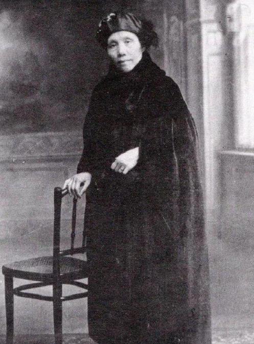 1913年，她听说县城里新办的女校在招生，48岁的她兴冲冲地去报名，招生人员惊呆