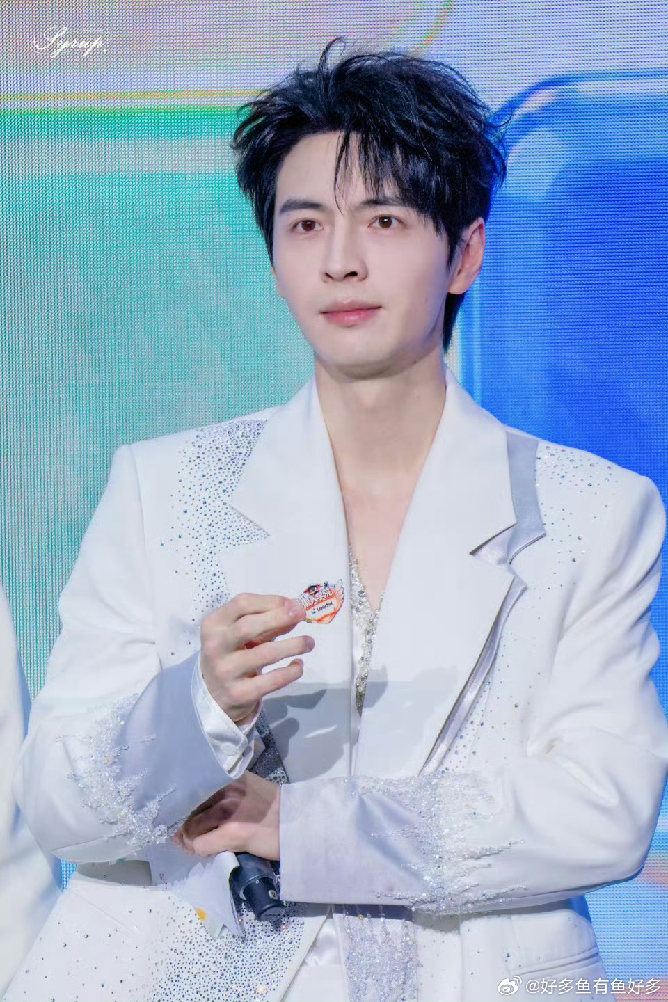 蒲熠星蒲熠星上海活动 白西装蒲熠星鲨疯上海现场！颜值气质双在线，现场清唱《苏轼与