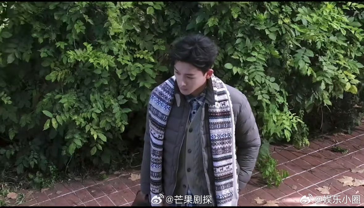 张晚意36度的天气穿羽绒服拍摄张晚意三伏天穿羽绒服拍摄谁看了不说一句辛苦！户外气