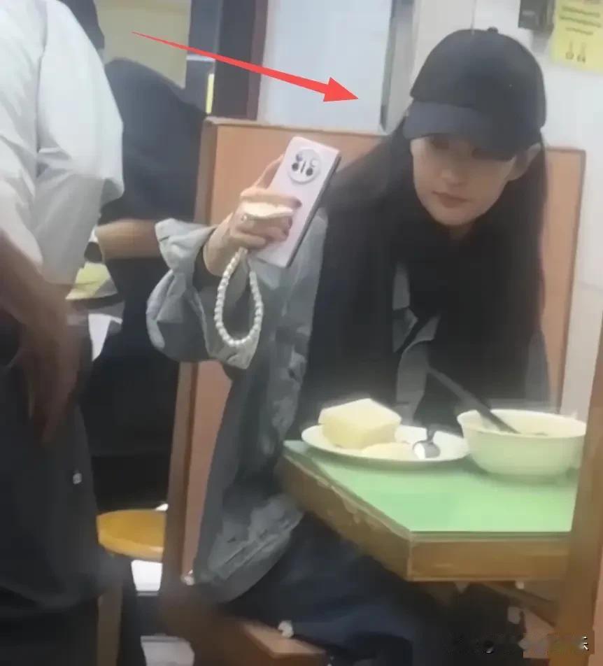 7月初，网友在香港茶餐厅偶遇刘亦菲，她点了沙嗲牛肉面和鸳鸯奶茶，戴着棒球帽穿着牛