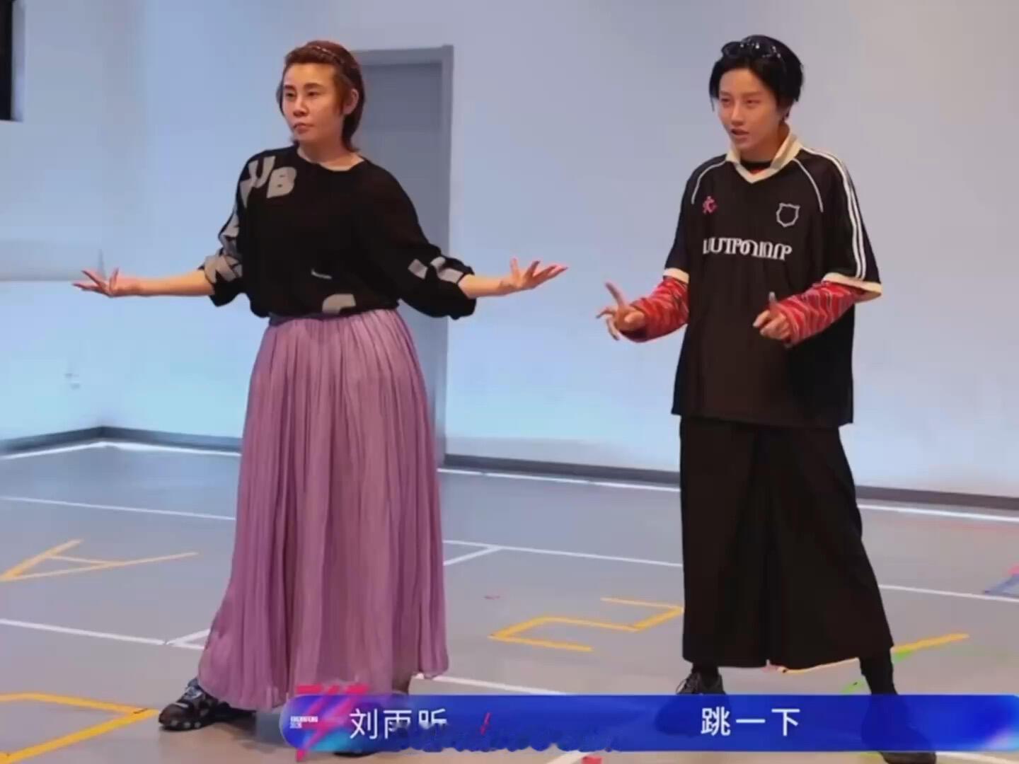 同一件衣服对比王濛瘦了好多王濛到底瘦了多少翻到刘雨昕课堂的旧图瞬间感慨，同款衣服