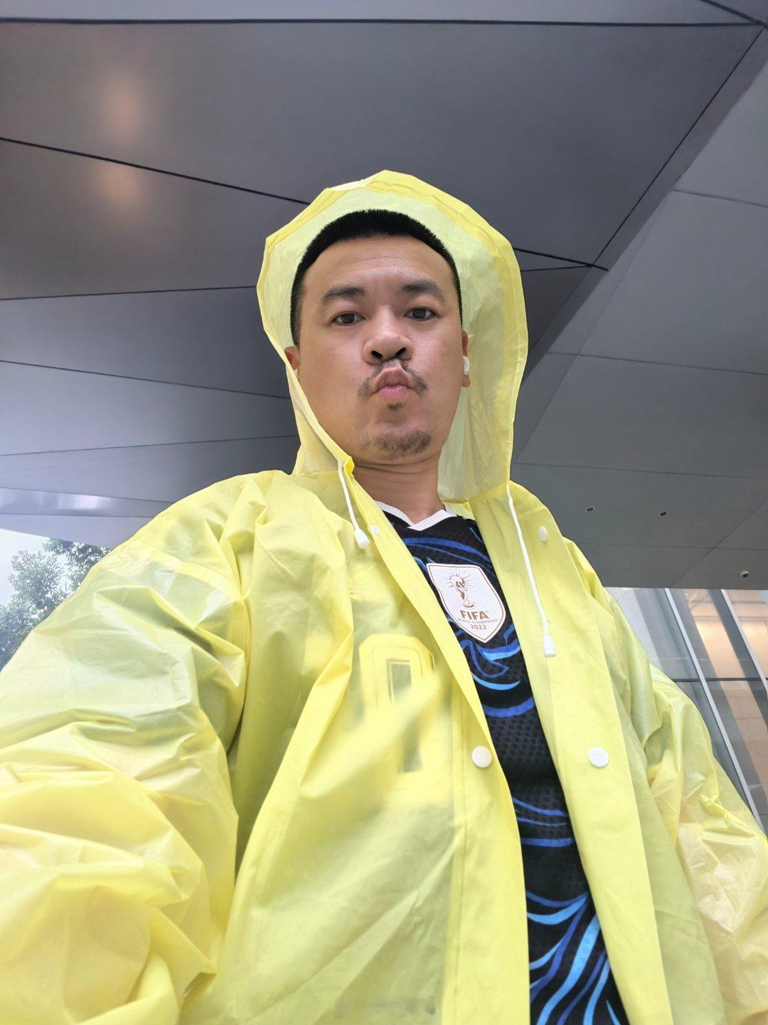 健完身出来就下大雨了。幸好我有雨衣！每次健身我可都是暴汗！ 上海·乐刻运动健身(