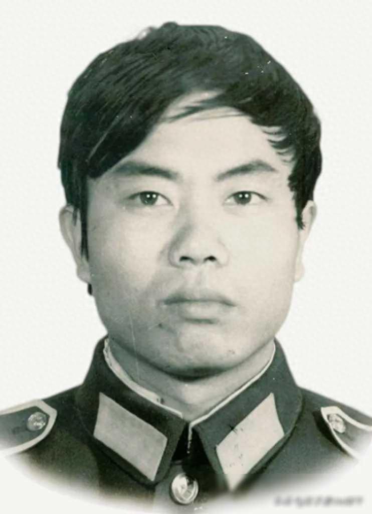 1987年，缉毒警陈建军扮演回族老板的身份试图打入毒贩内部。谁料，毒贩突然将一块