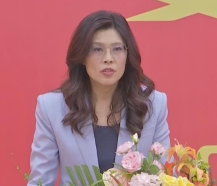 万万没料到，新当选的国民党主席郑丽文，一查才发现她不仅是个“蓝二代”，身上流着那