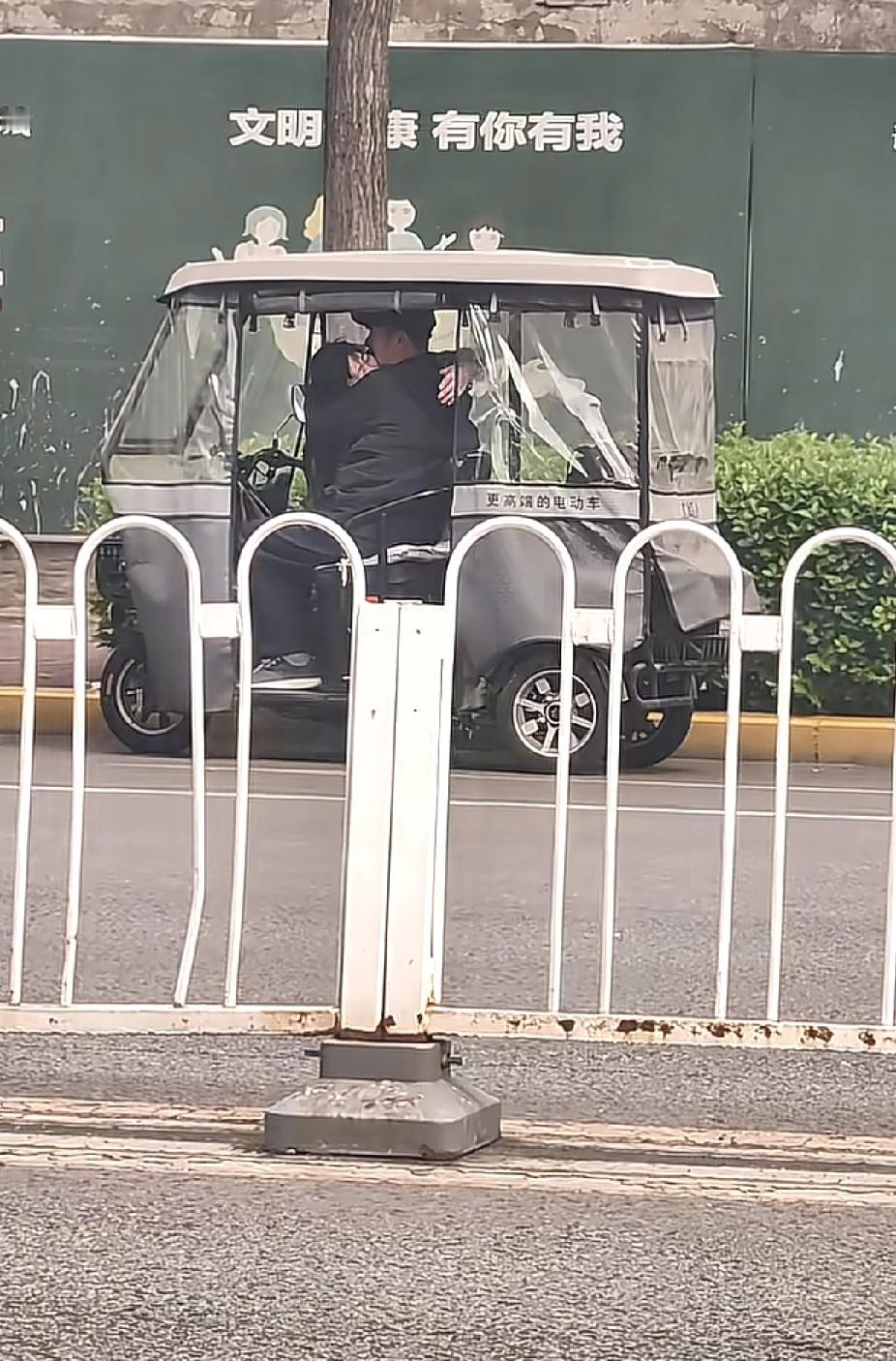 “40岁还谈什么喜欢不喜欢的，都这把年纪了，不就是凑合过日子吗？”
是啊，大家都