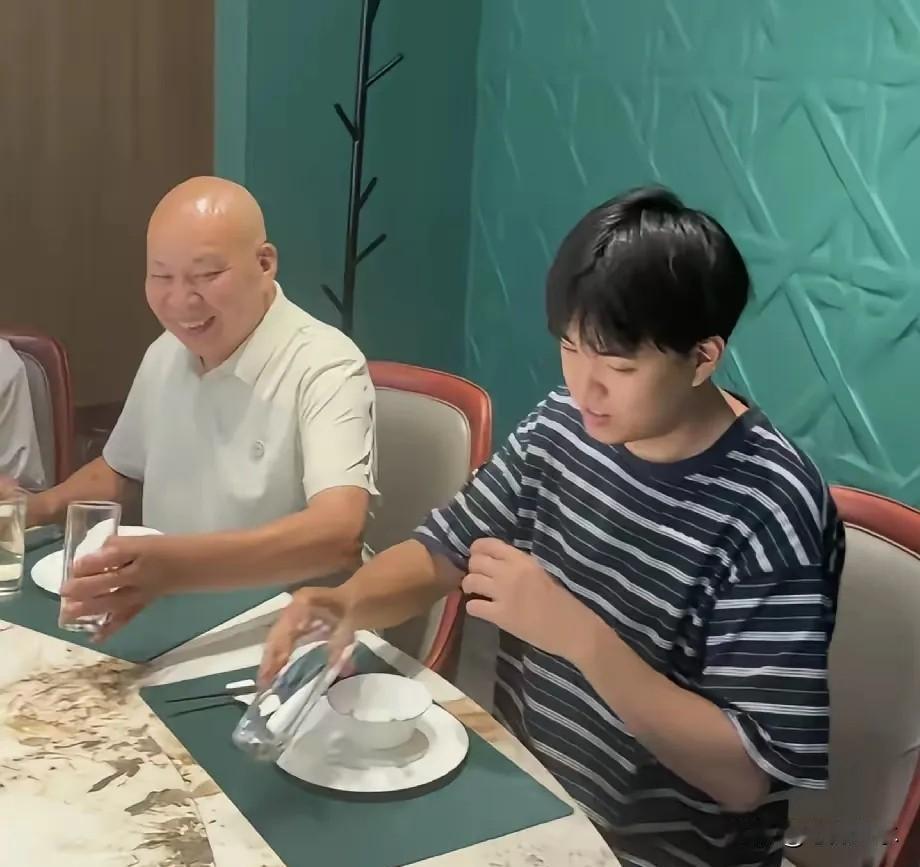 砀山线下大团圆。厉怀远安排了一个包厢聚餐，一家人在一起的状态引起了人们的讨论

