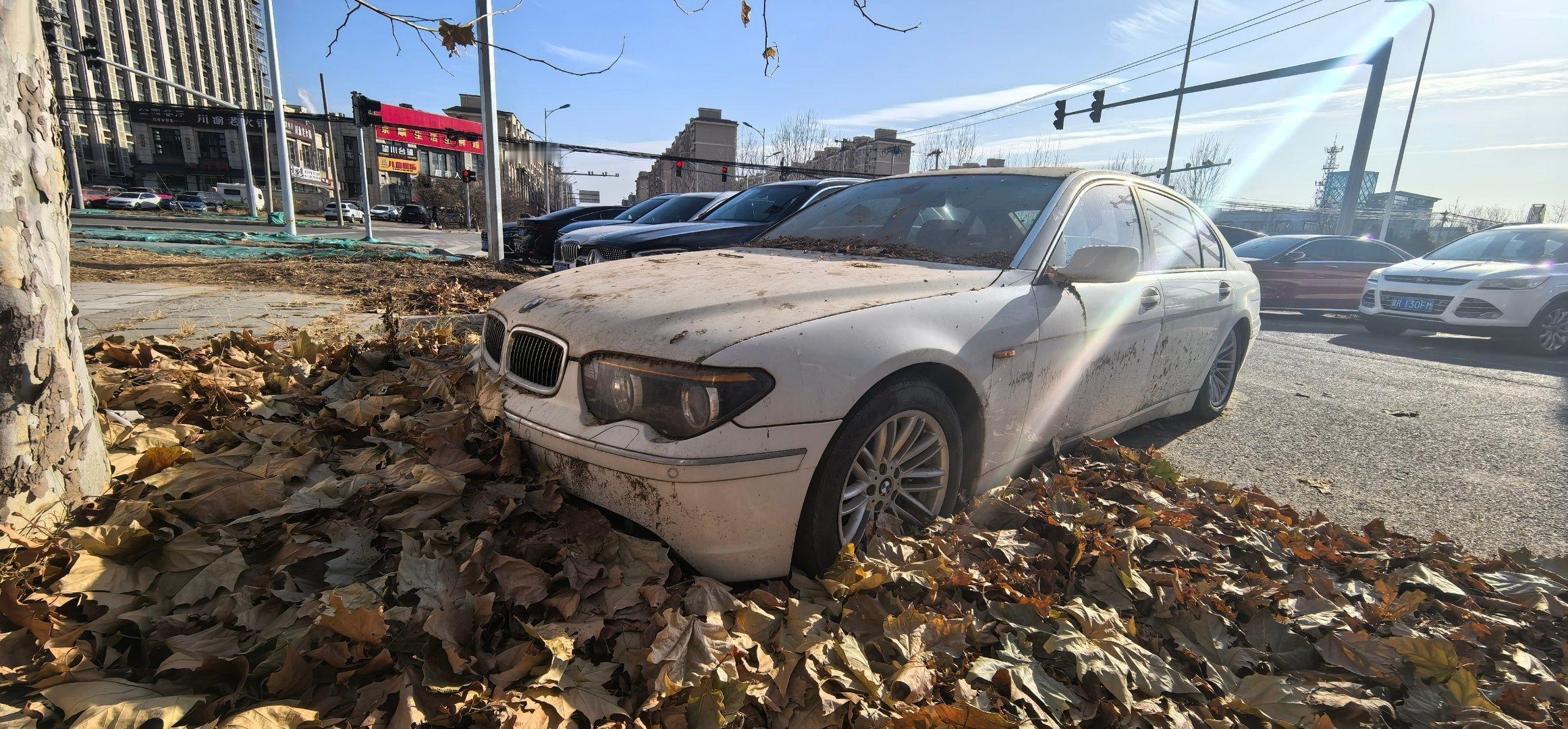 京牌老车 E66，班戈时代的7系，八缸，内饰状态还不错。每次经过这个老家伙我都很