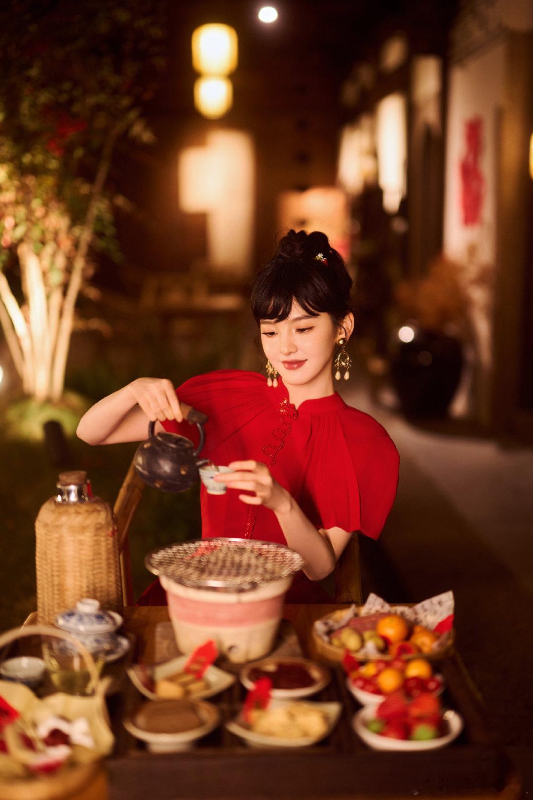 章若楠在春晚义乌分会场拜年了章若楠义乌春晚 义乌分会场迎来章若楠，颜值在线年味浓