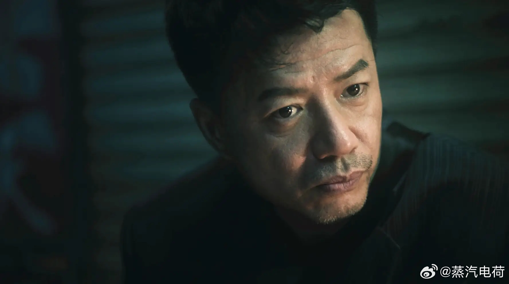 AI演员 假人感 最近看了《扫毒风暴》，虽然这部电视剧有小毛病，但是很好看。仔细