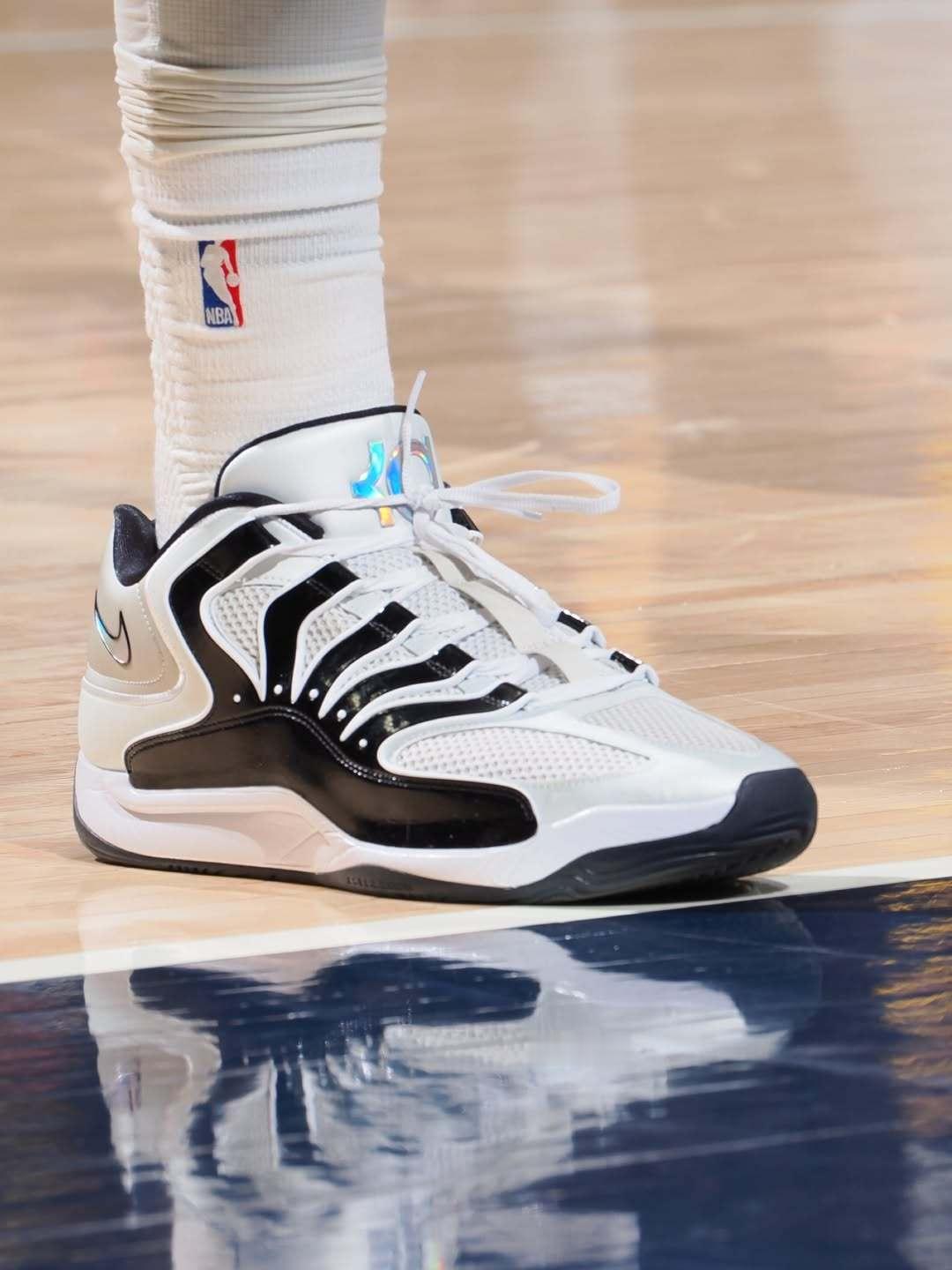 西亚卡姆上脚的KD18 