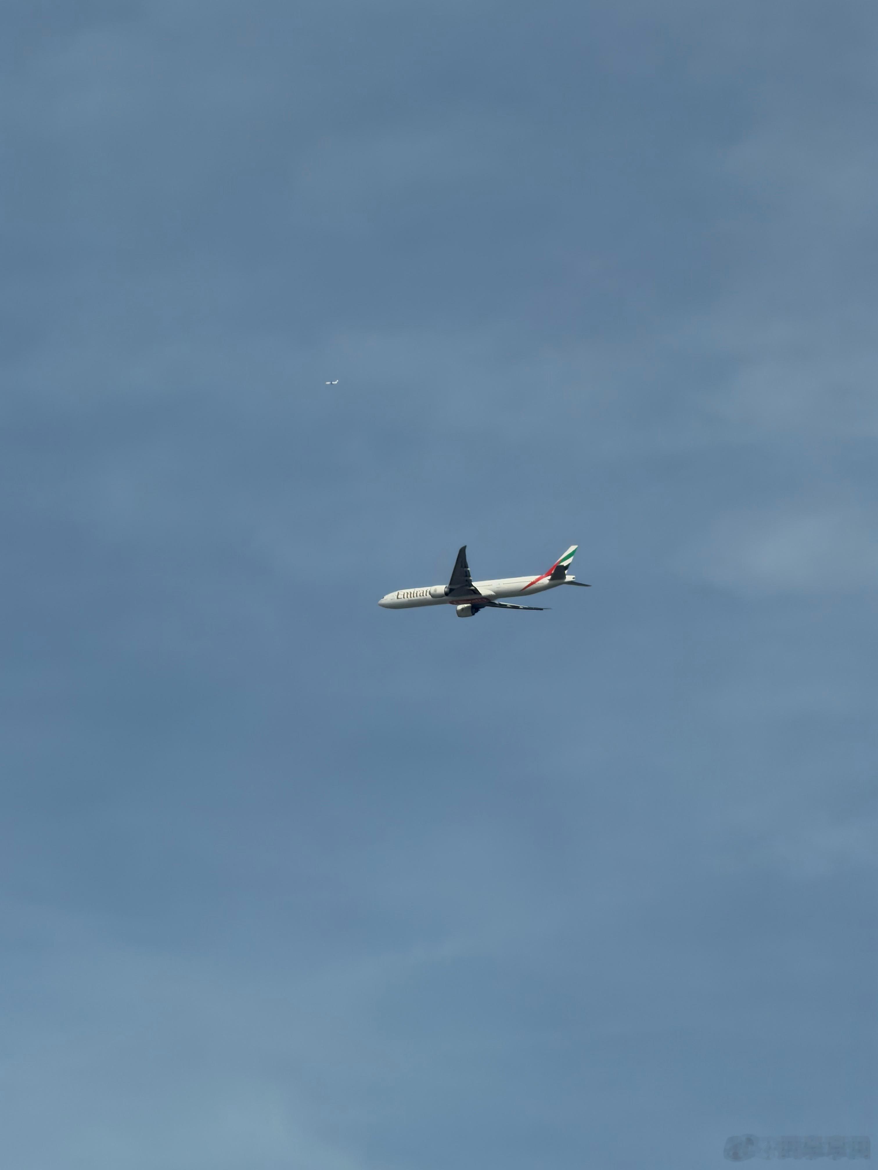刚才在路上一抬头看到了一架阿联酋航空波音777-300ER到今年底上海、广州每天