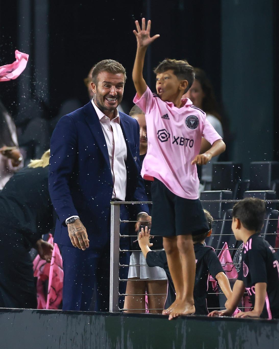 全球最大牌的保姆--贝克汉姆[捂脸][捂脸][捂脸]。只要梅西进球，且是赏心悦目