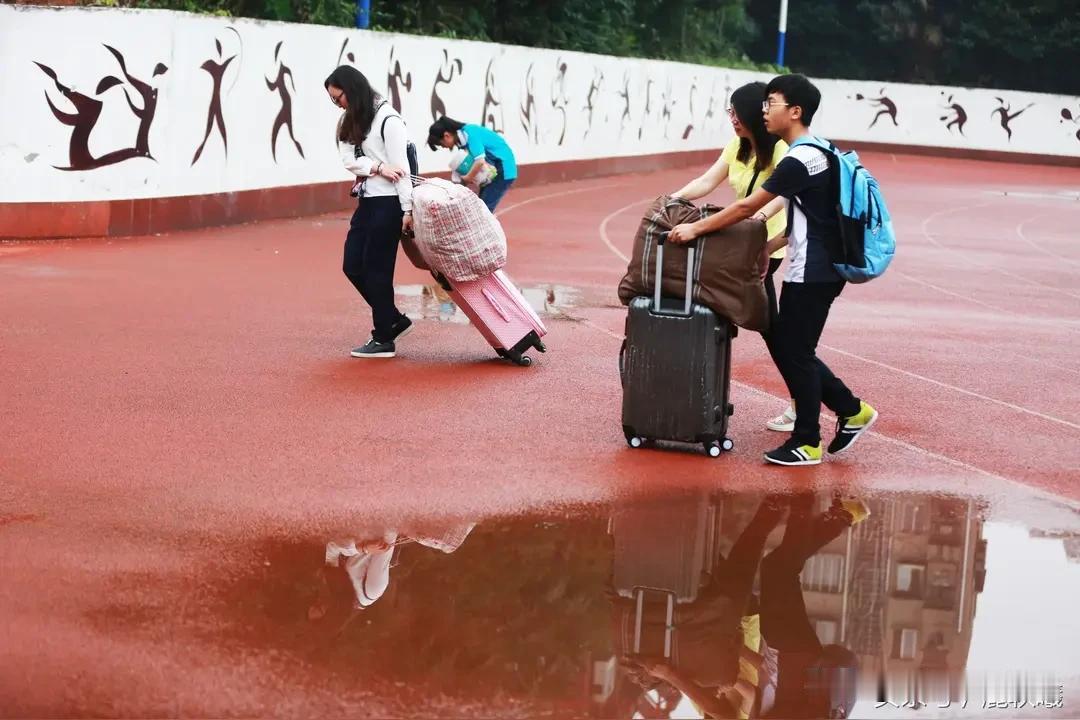 无人簇拥的归途，是少年独有的勋章
 
2026年高考顺利收官，城市考点外的一幕，