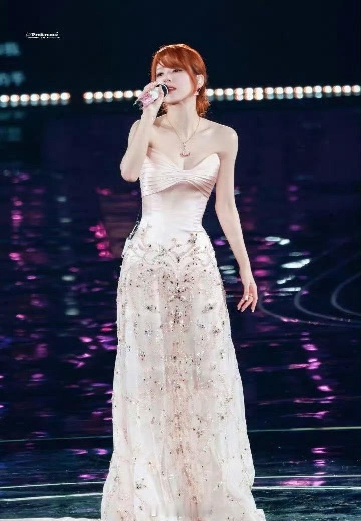 赵露思 虞书欣生日会妆造，感觉谁更惊艳v虞书欣生日会